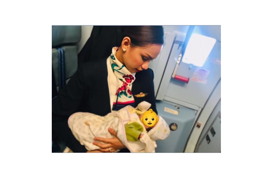 Una azafata da el pecho a un bebé que lloraba hambriento durante un vuelo